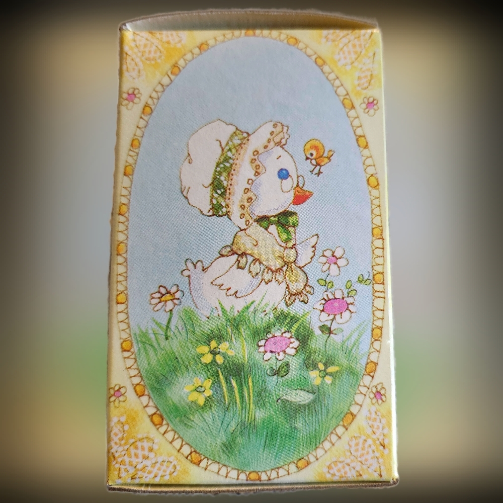 Vintage Avon's Mrs. Quackles  "Delicate Daisies" Perfume Bottle (STILL IN BOX) - Picture 10 of 12